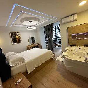 Deluxe In Center Tirana